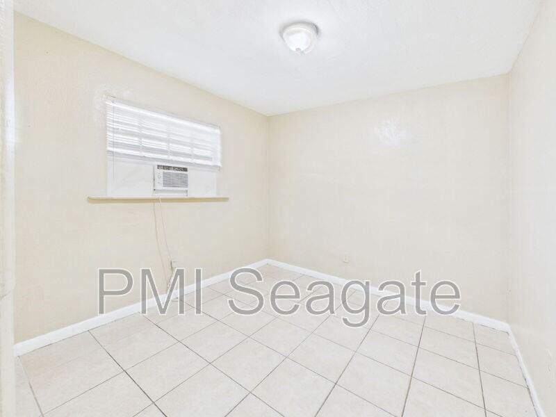 2711 Nw 1st St #1 - Photo 6 of 16