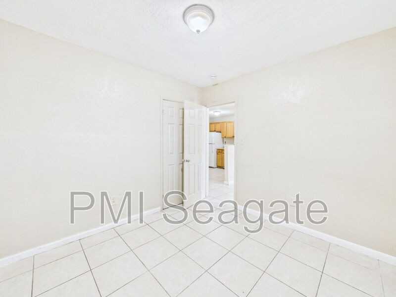 2711 Nw 1st St #1 - Photo 7 of 16