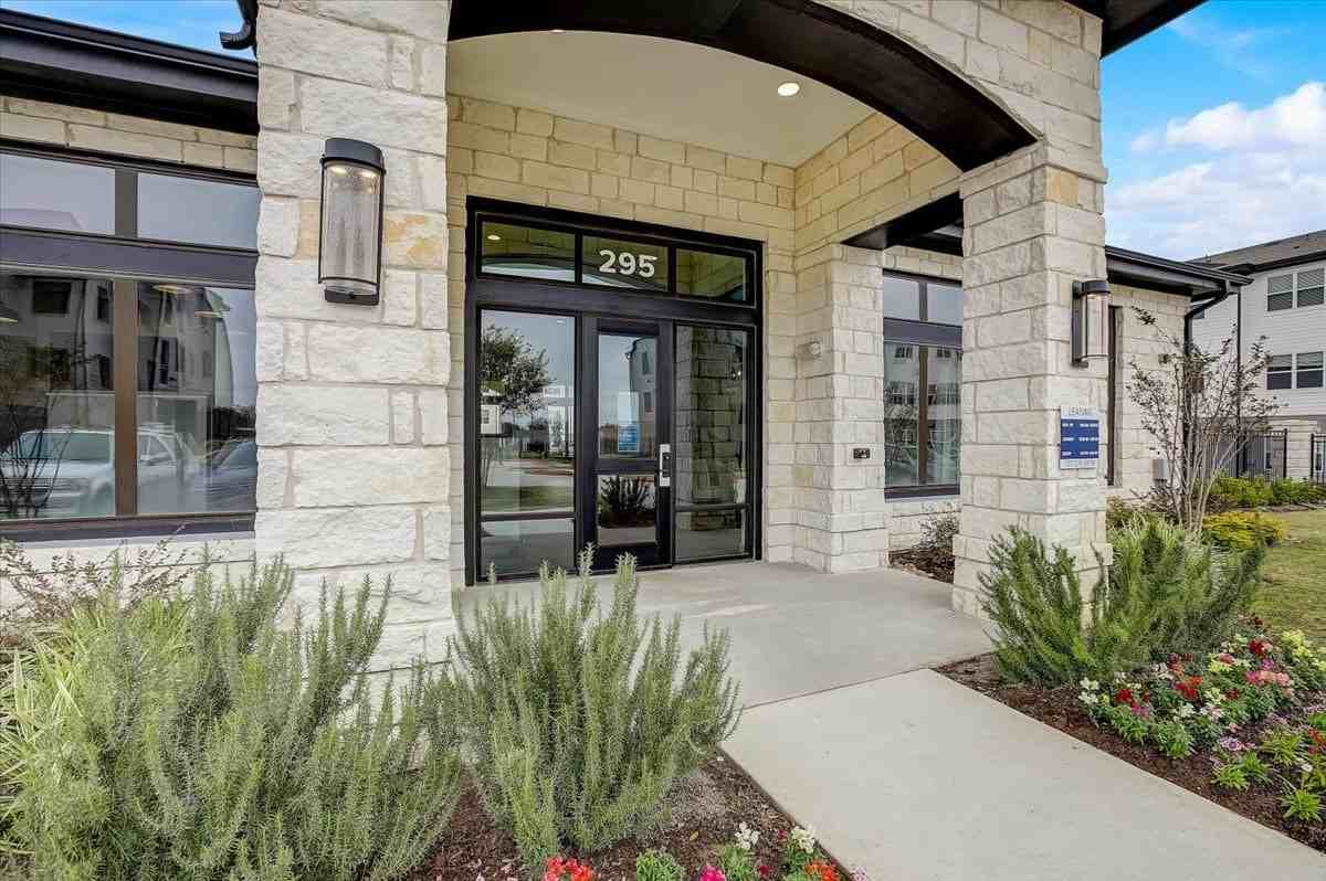 298 Wilcox Ave - Photo 5 of 33