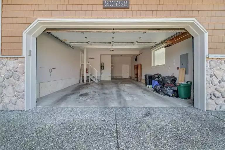 20752 Grade Cres - Photo 3 of 30