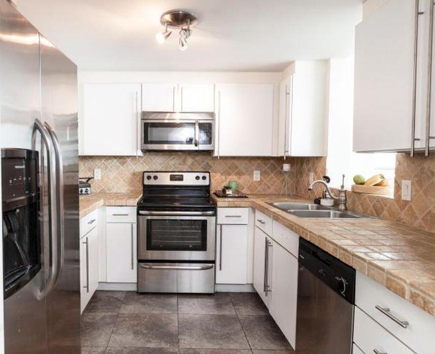 590 W Flagler St - Photo 4 of 5