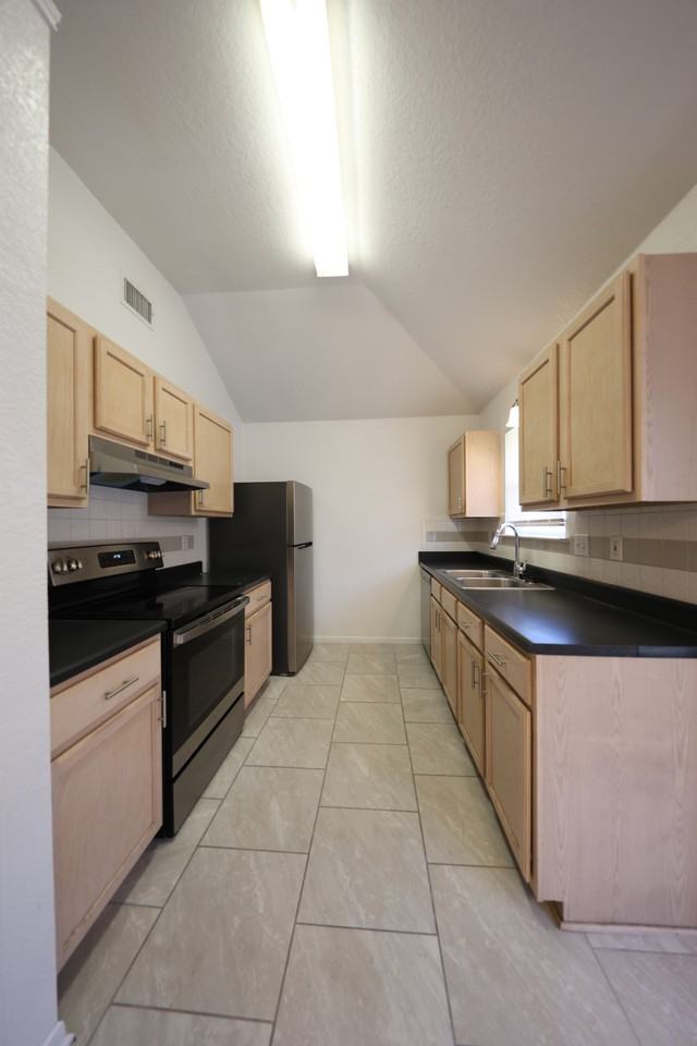 3204 Southhill Dr - Photo 4 of 20