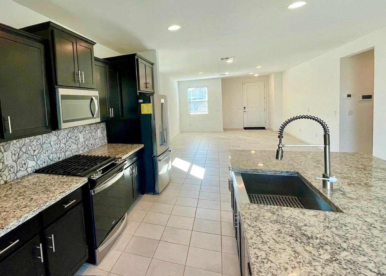 17476 W Sunnyslope Ln - Photo 2 of 34