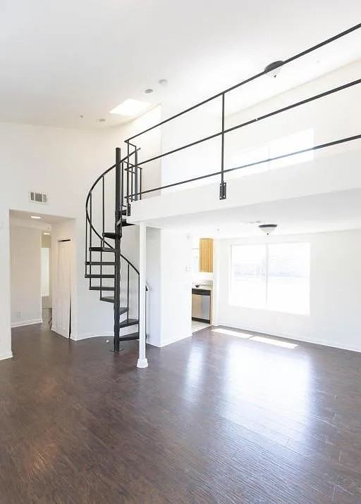 480 N Catalina Ave - Photo 2 of 10