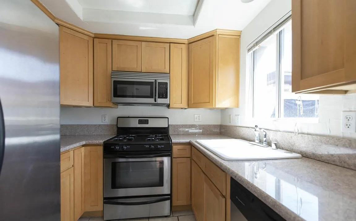 480 N Catalina Ave - Photo 4 of 10