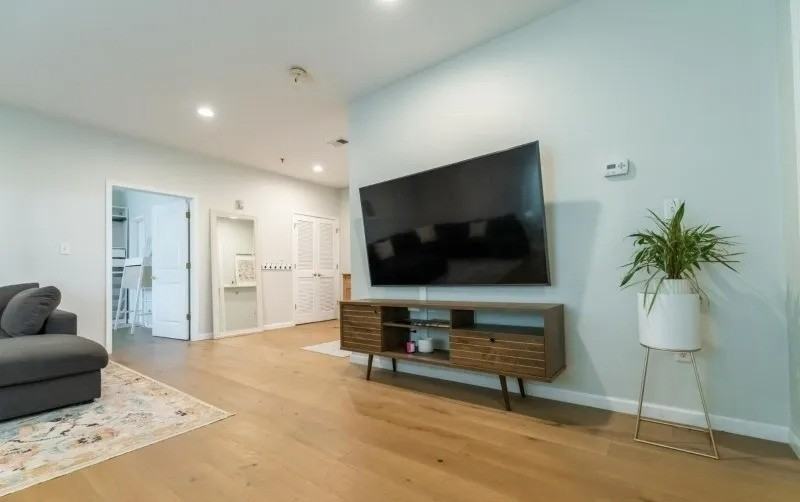 351 S Broad St - Photo 7 of 11