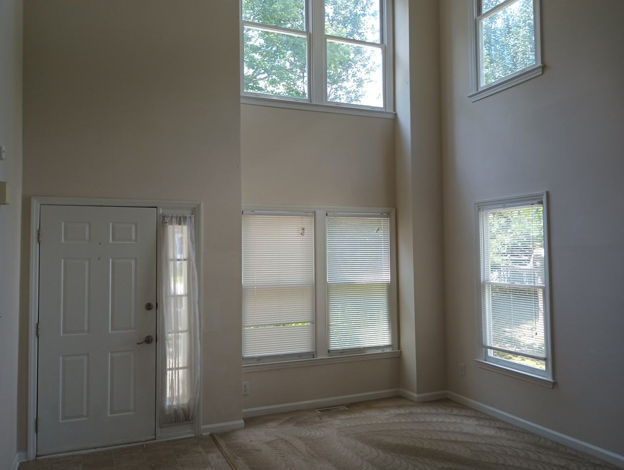 212 Hemmingwood Dr - Photo 3 of 22