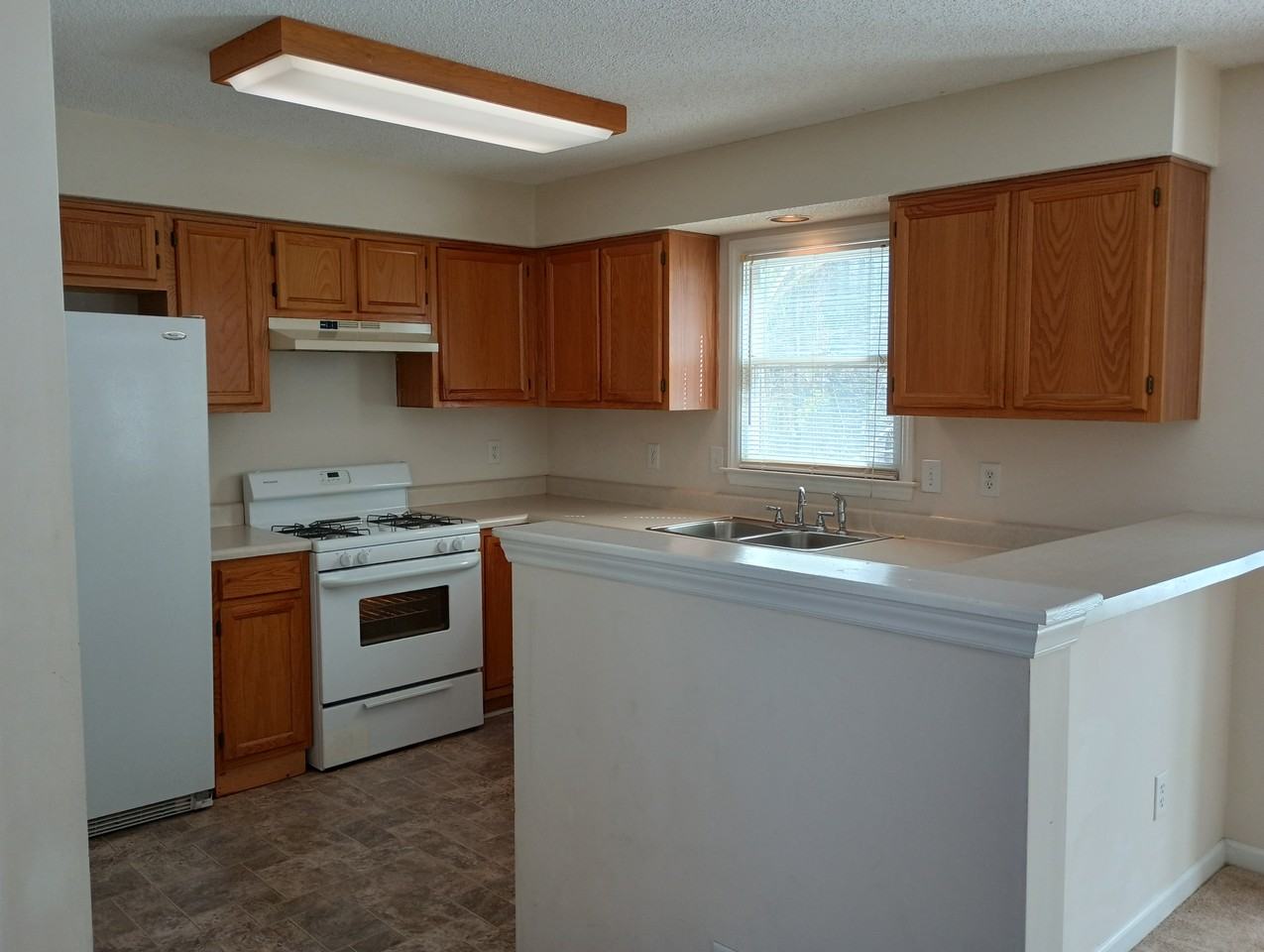 212 Hemmingwood Dr - Photo 4 of 22