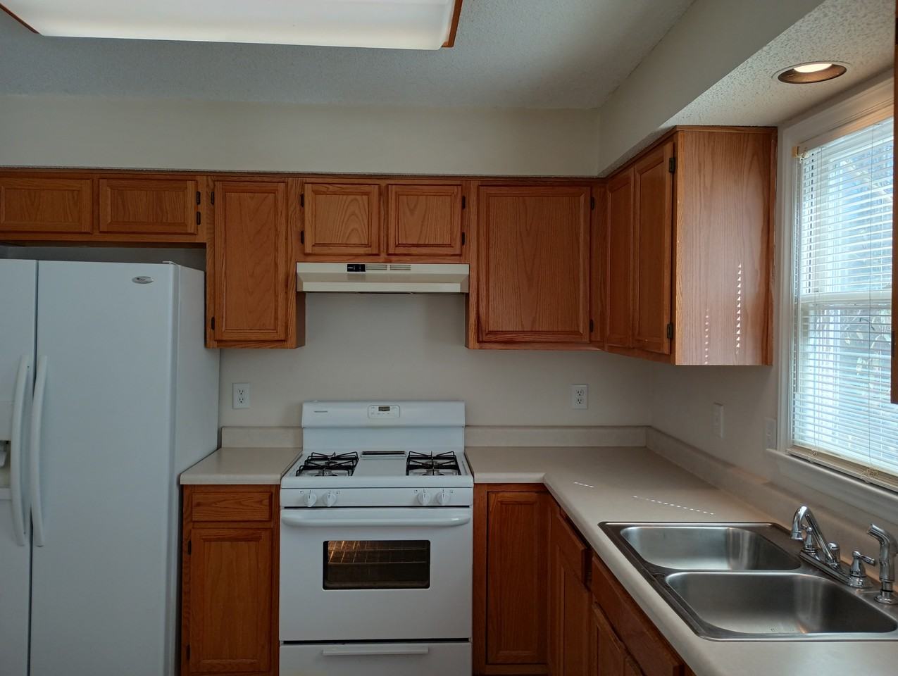 212 Hemmingwood Dr - Photo 5 of 22