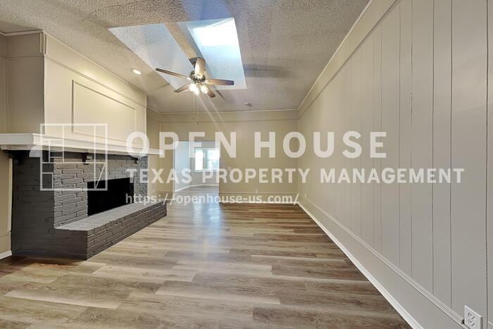 1922 Robin Meadow Dr - Photo 4 of 25