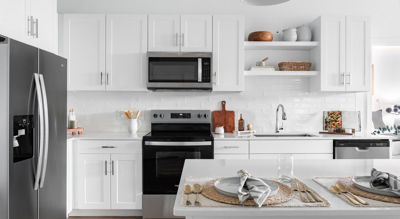 CITIZEN & - Photo 2 of 32