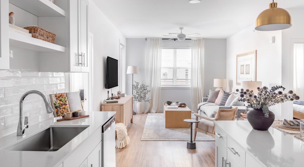 CITIZEN & - Photo 4 of 32