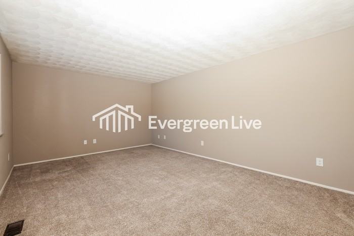 755 Ellsworth Dr - Photo 4 of 15