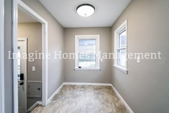 14701 Delaware Ave - Photo 4 of 11