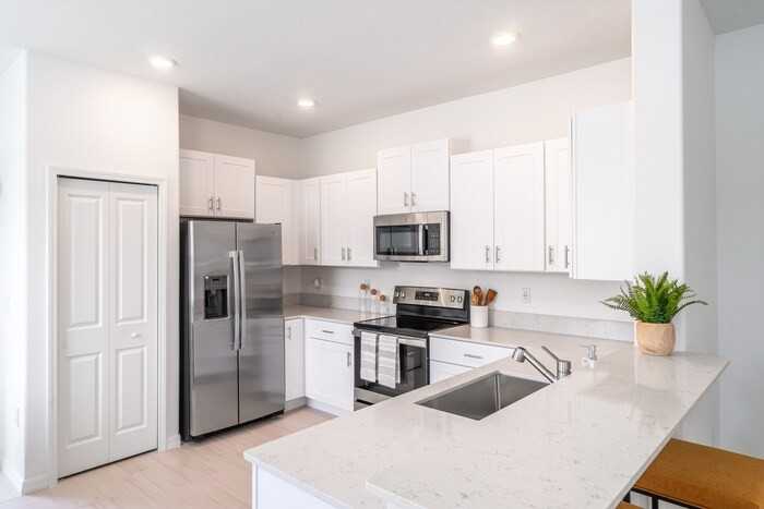 5091 Capri Harbor Dr - Photo 6 of 45