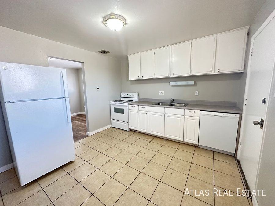 2707 N Chestnut St #3 - Photo 4 of 12