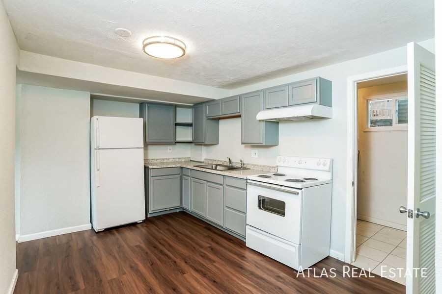 1016 Magnolia St #B - Photo 2 of 34