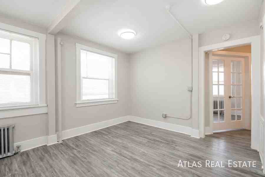 970 N Pearl St #11 - Photo 7 of 17