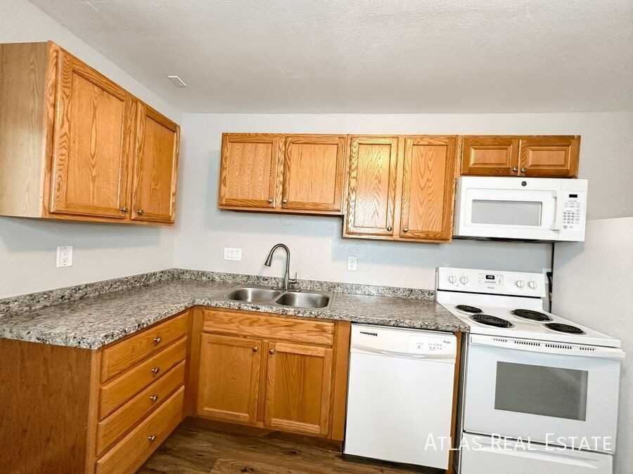 2107 Preuss Rd #B - Photo 5 of 18