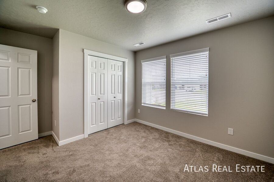 1758 E Eddington St - Photo 6 of 30