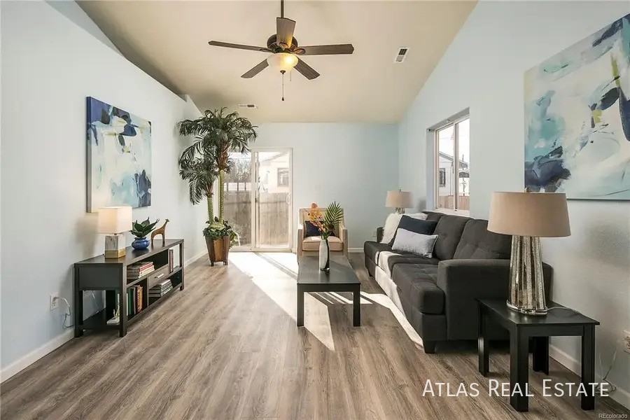 324 S Yates St - Photo 7 of 22