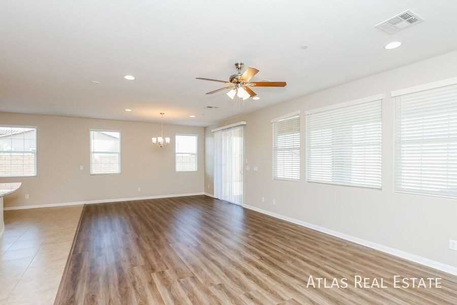 577 Comodo St - Photo 4 of 22