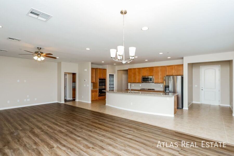 577 Comodo St - Photo 6 of 22