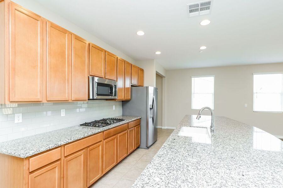 577 Comodo St - Photo 7 of 22