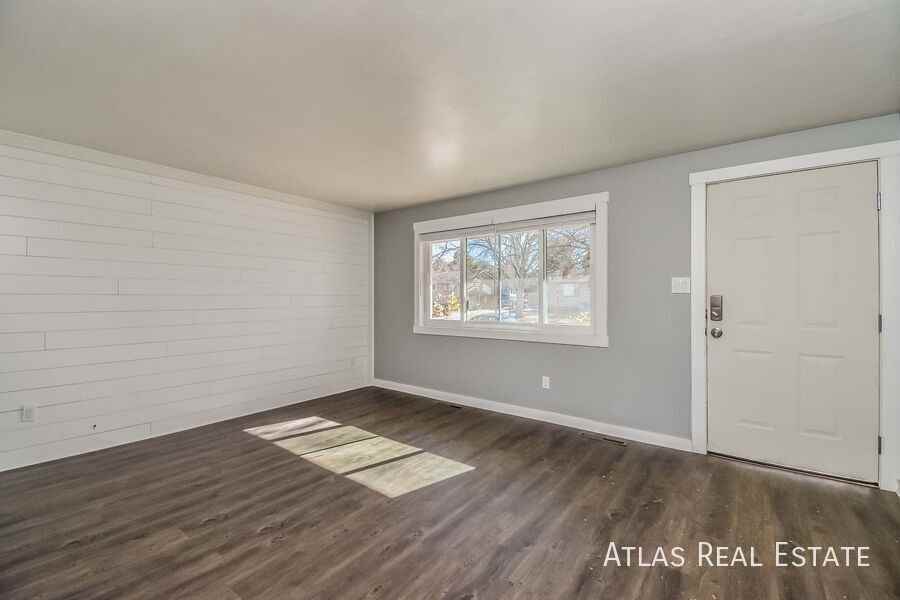 4644 Scenic Cir - Photo 2 of 20