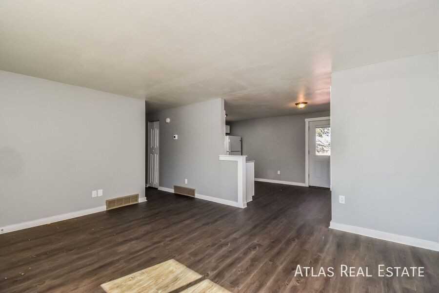 4644 Scenic Cir - Photo 3 of 20