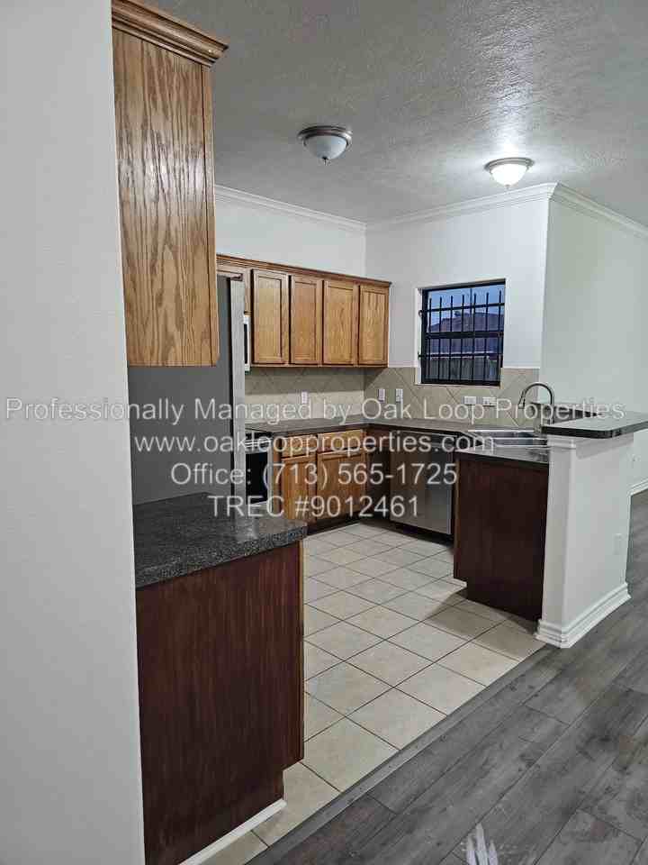 4611 Briscoe St Apt B - Photo 6 of 10