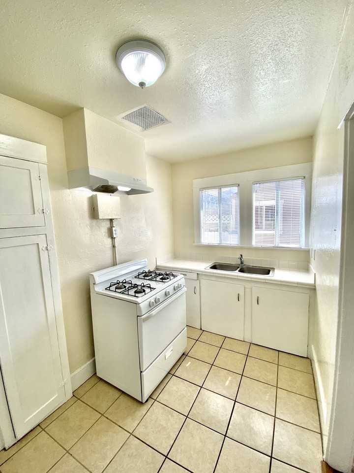 1032 W 1st St #B - Photo 3 of 15