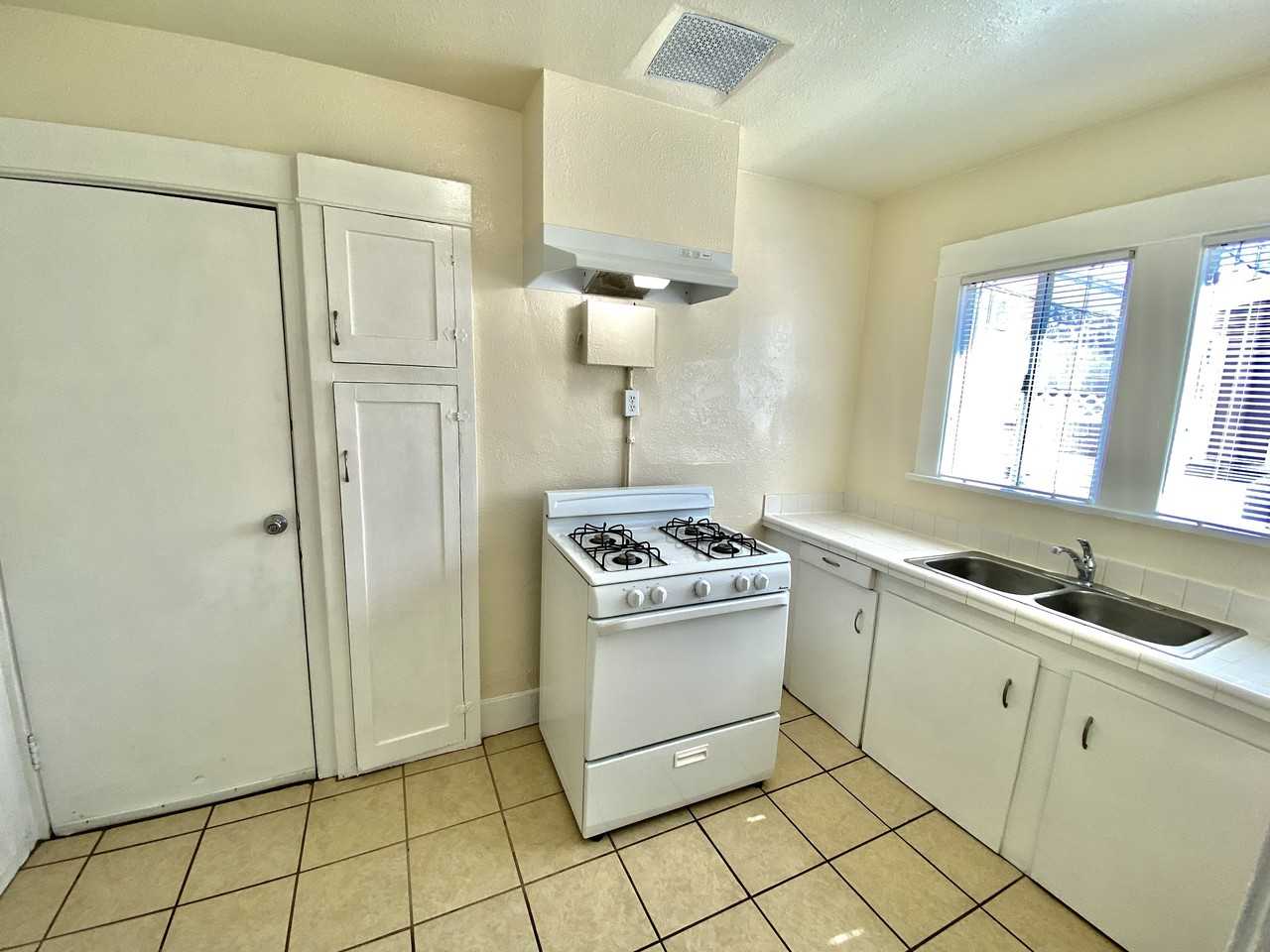 1032 W 1st St #B - Photo 4 of 15