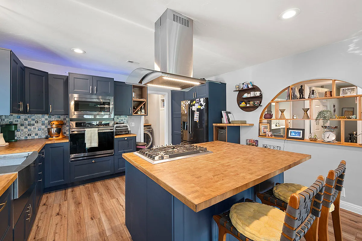 4636 Panorama Dr - Photo 4 of 34