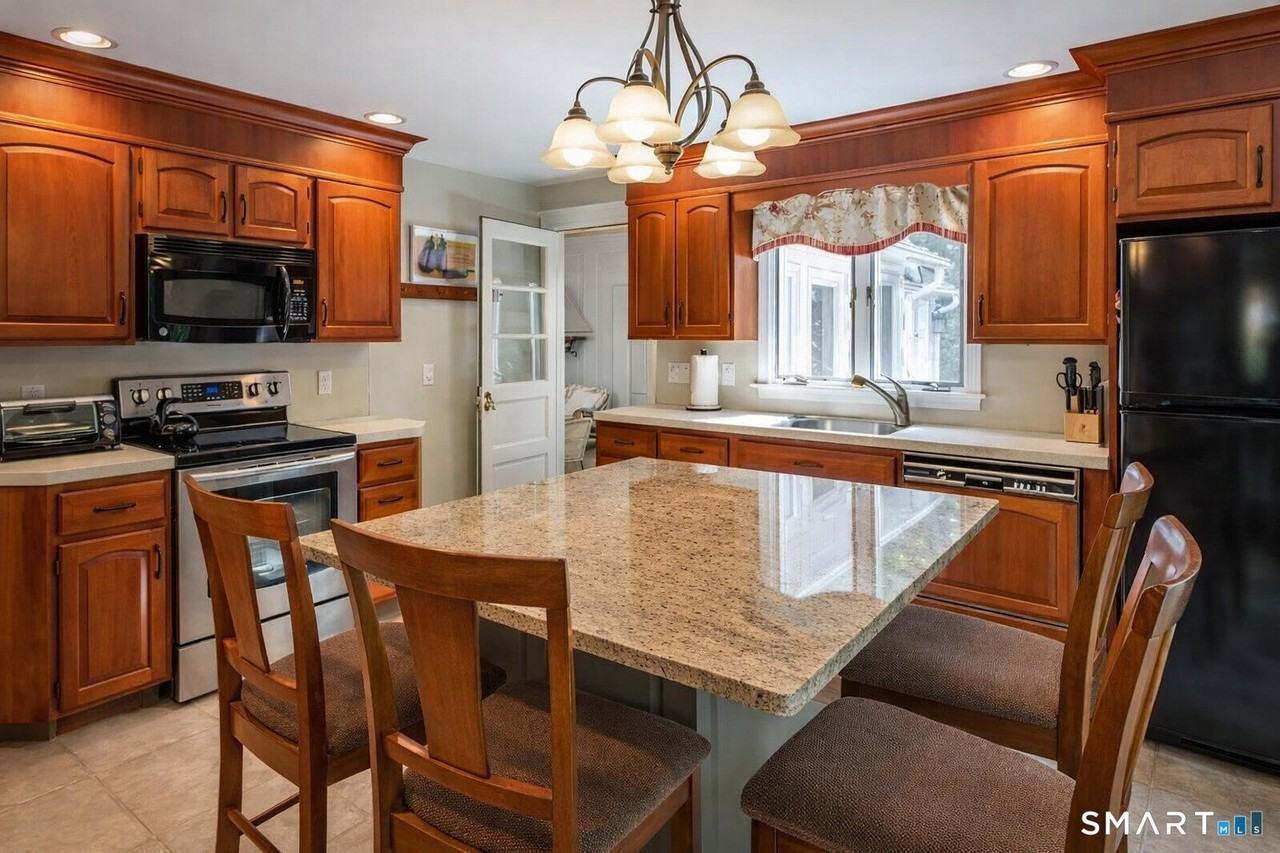 123 Interlaken Rd - Photo 6 of 25