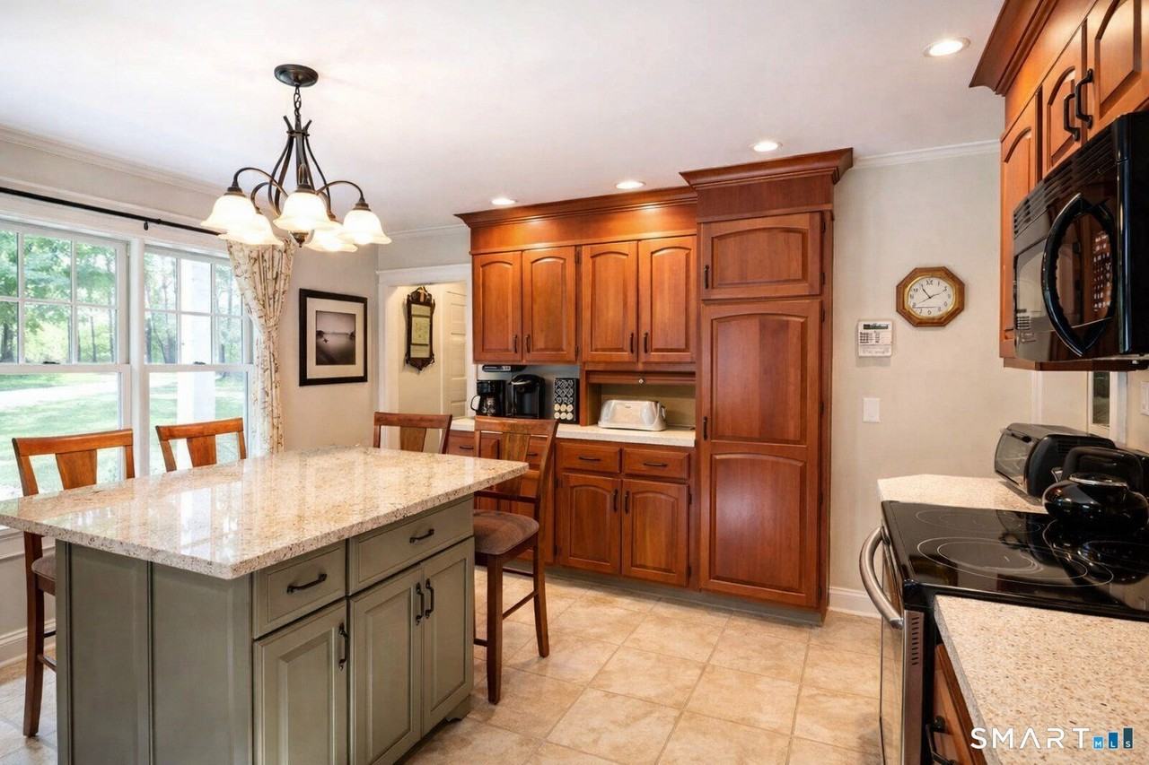123 Interlaken Rd - Photo 5 of 25