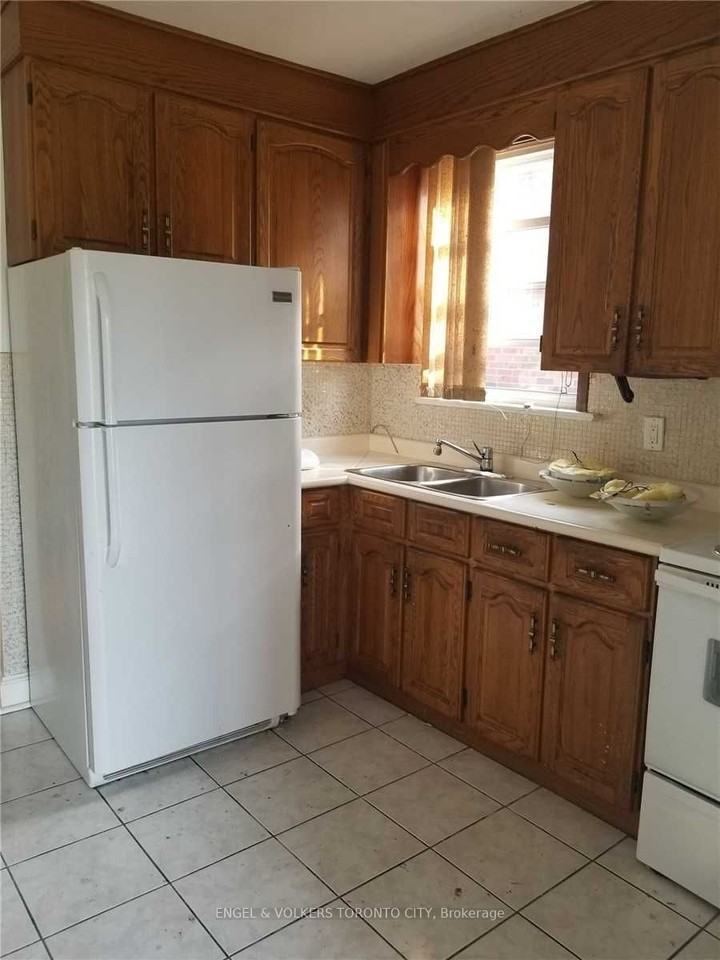 1013 Castlefield Ave - Photo 2 of 7