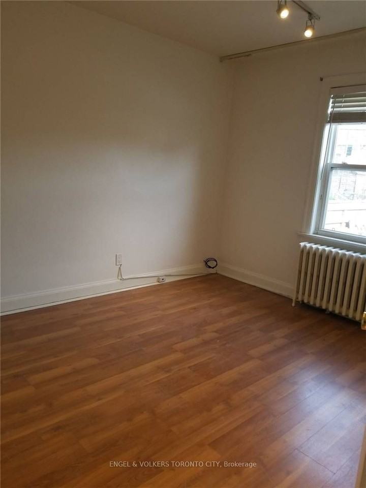 1013 Castlefield Ave - Photo 4 of 7