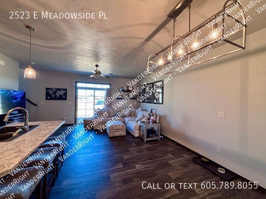 2523 E Meadowside Pl - Photo 3 of 25