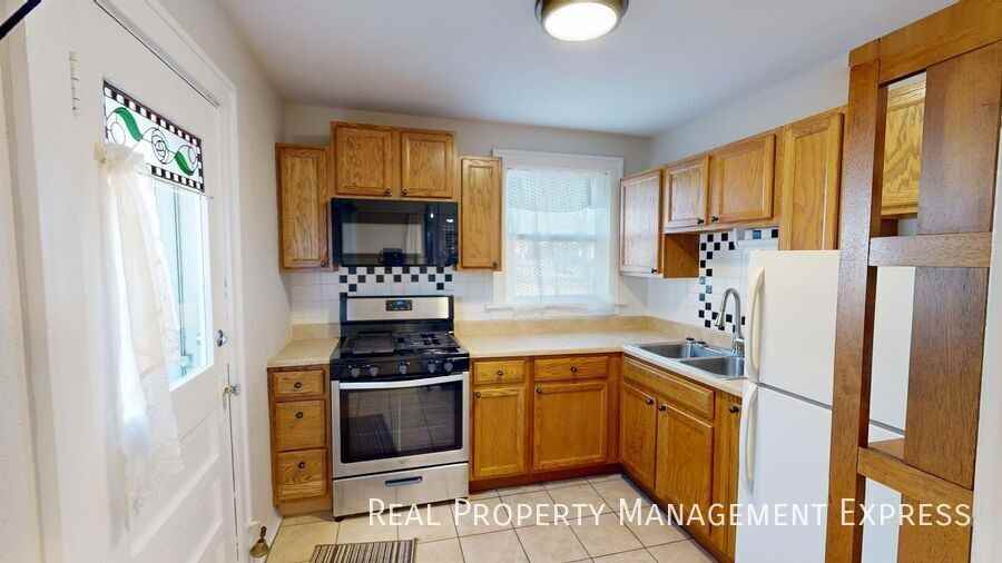 1000 W 5th St - Photo 2 of 19