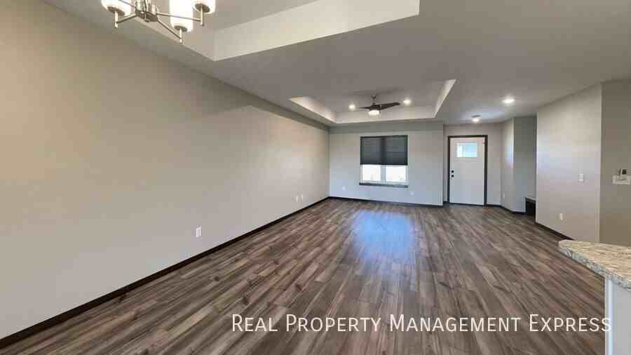 4507 E 53rd St - Photo 3 of 20