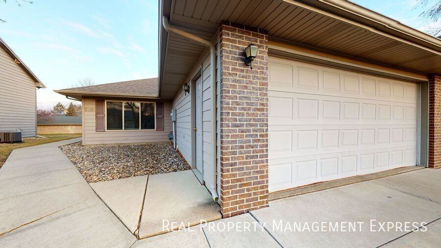 5200 S Baneberry Ave - Photo 2 of 10