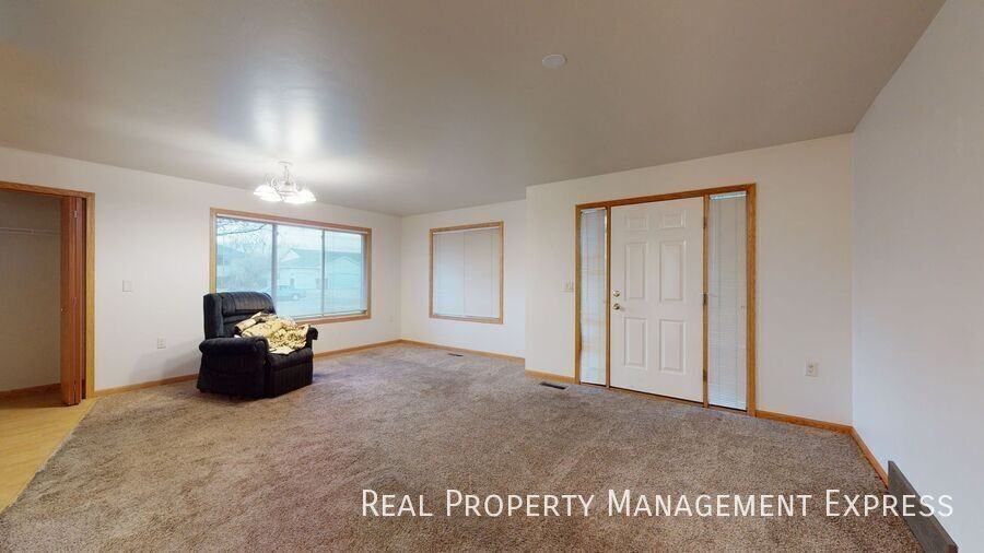 5200 S Baneberry Ave - Photo 3 of 10