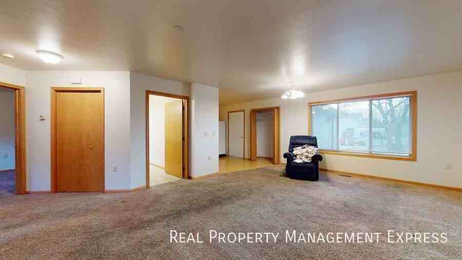 5200 S Baneberry Ave - Photo 4 of 10