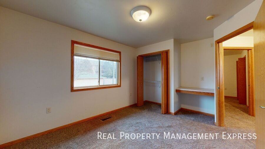 5200 S Baneberry Ave - Photo 6 of 10