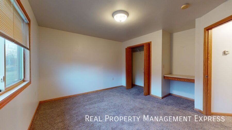 5200 S Baneberry Ave - Photo 7 of 10