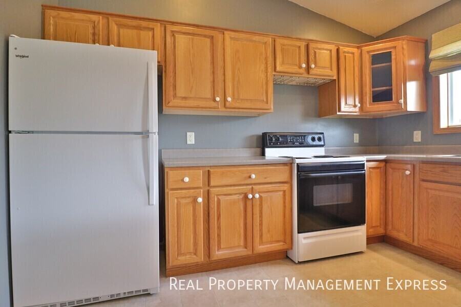 1812 S Discovery Ave - Photo 2 of 18