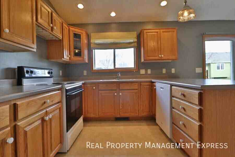 1812 S Discovery Ave - Photo 3 of 18