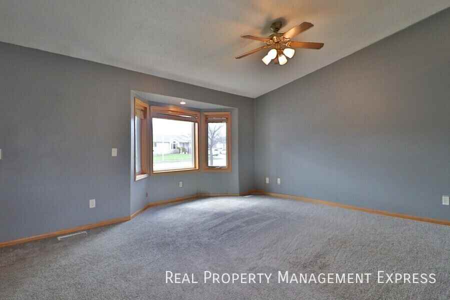 1812 S Discovery Ave - Photo 6 of 18