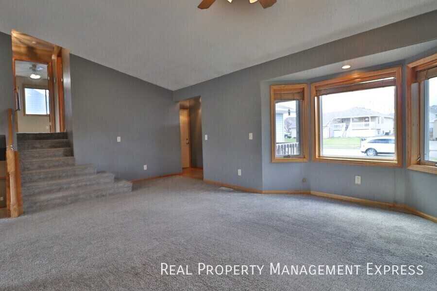 1812 S Discovery Ave - Photo 7 of 18